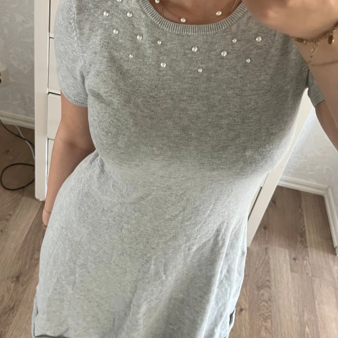 Grå klänning med pärlor - 90