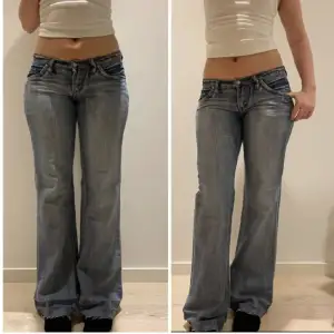 Suuupersnygga ljusblå jeans! Lågmidjade med bootcut/vida ben. Lånade bilder från hon jag köpte av