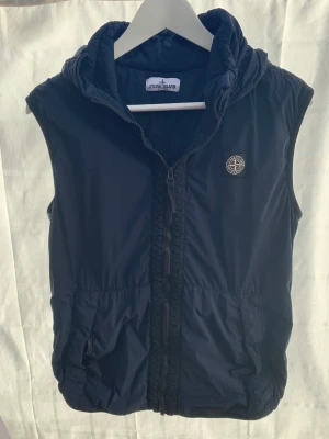 Stone island  - Storlek junior  170/ small  Man kan ha med luva och utan  Bra skick 
