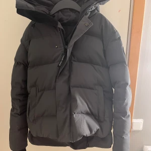 Canada goose - Tja ,säljer nu min äkta canada goose (black label) jacka i bra skick men då det bara finns ett litet hål i den ena fickan. Pris kan diskuteras!!