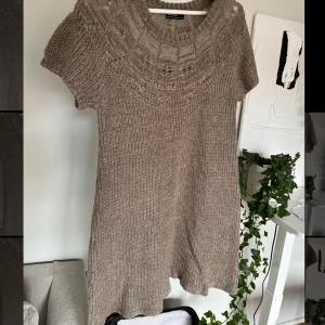 Beige stickad klänning - Supersöt stickad klänning. Kortärmad och superfin. Använd fåtal gånger, fint skick 💗