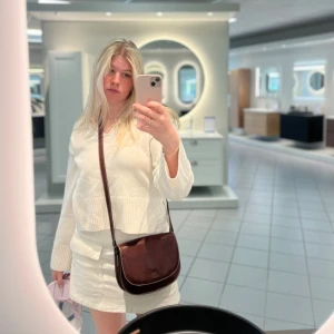 Tröja + kjol - Säljer hela outfiten, tröjan är från Gina och cargo kjolen är från Lindex. Väskan ligger också ute på min plick!  Tänker mig  Kjol: 200 Väska: 199 Tröja:150 Allt: 550 kr