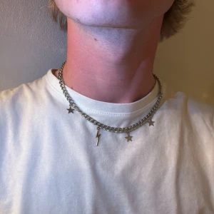 Crystal Haze halsband/kedja - Tvär cool kedja från Crystal Haze, inköpt i London. Fick i present men inte min stil därmed aldrig använd! Kedjan är 47cm i längd Nypris 1200kr 