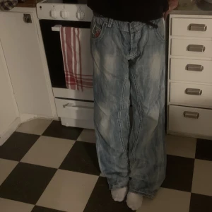 Baggy Jeans - They have to go. Gamla favorit byxorna har fått ersättning. Baggy/utsvängd fit mer snygg tvätt. 