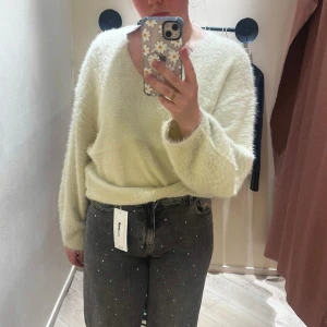 Tröja  - Säljer denna mysiga tröjan då den aldrig kommer till användning längre. Köpt från Gina för 499 kr  Knappt använd så säljer för 200 