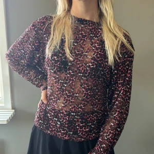 Tunika från Zara Stl S - Mesh tunika från Zara   Stl S  Vid frågor vänligen kontakta mig och kan även samfraktas ihop med andra köp.