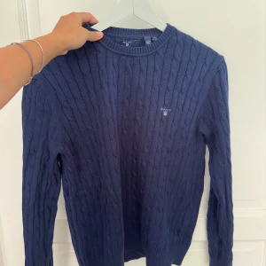 Gant stickad mörkblå i stl 170, 15år  - Jag kan ha denna, är 160 ca lång och har XS på andra kläder   I gott skick 