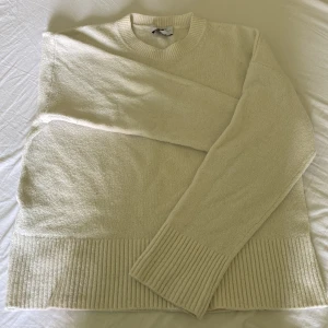 Other Stories Tröja! - Säljer denna vita tröjan från Other Stories i st S, skriv för fler bilder!🥰