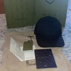 En fräsch och stilig Gucci keps med alla tillbehör och kvitto köpt från Gucci butiken i Stockholm.9/10 skick för bara 2799 kr plus frakt. Angående frågor och funderingar så är det bara att skriva