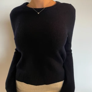 Marinblå stickad tröja zara - 100% cotton stickad tröja från zara i marinblå färg. storlek L men är liten i storleken så passar även xs, s & M!! Så fiin.