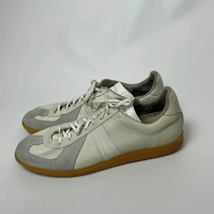 Military green GATs - Inspirationen till maison margielas replicas Bt sport german army trainers, vintage, mycket bra skick, ljusgröna Beige gummisula 29cm, storlek 45 Rare colorway