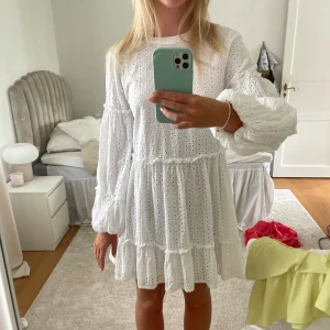 Vit klänning - Fin långärmad klänning ifrån nakd🤍
