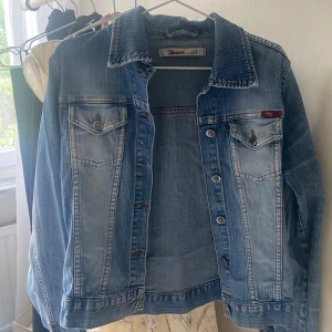 Blå Jeansjacka  - Enkel blå jeansjacka från only, fint skick utan defekter! Ganska liten i storlek, är L men passar mig som vanligtvis har S✨