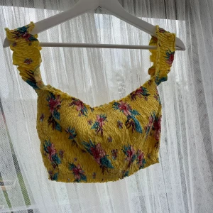 Blommig topp - Superfin topp ifrån sinsay köpt i Grekland, kan ha som off shoulder eller med ärmar uppe 🌸