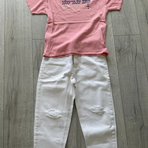 Sommarkläder  - Hej 🌸    Säljer nu av sonen’s kläder då han har vuxit ur de.   Det är blandade märken som Zara och H&M.   Är i superfin ( använd ) nyskick.  