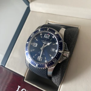 Longines Hydroconquest Automatic  -  • Modell: Longines Hydroconquest Automatic  • Storlek: 41mm • Referens: L36424966 • År: 2015 • Skick: Mycket bra • Medföljer: Fullset med garanti, originalband och originallänk