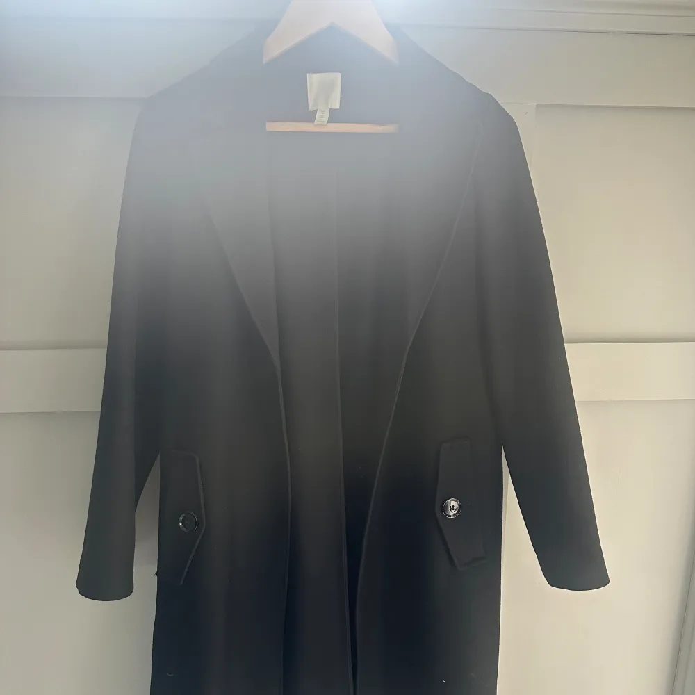 nu säljer jag min snygga svarta kappa ifrån hm, den är knappt använd och i mycket bra skick 🤩. Jackor.