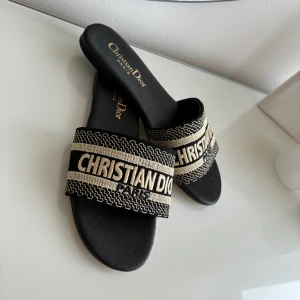 SANDALER  - Svarta sandaler i modellen Dway Slide Black, storlek 36 men kan även passa en 35/37! Nypris för äkta ca 7 tusen. Materialet är i äkta läder därav priset. 