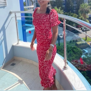 Sommarklänning - Underbart söt klänning i storlek S/36, använd endast en gång. Perfekt för sommaren! I toppskick, som ny. En fantastisk möjlighet att förnya din sommargarderob!