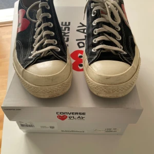 Converse Play - Converse Play Comme Des Garcons strl 45. Fint skick Originalkartong Nypris 1495:- Pris 500:-