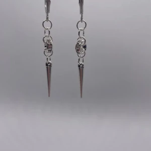 Sparkly spike  - 35kr per par, nickelfria, finns flera i lager 😊 en massa mer smycken i denna stil hittar ni på min profil🤍 kolla gärna in min instragram ”ebnorth” där jag främst sköter försäljningen:)