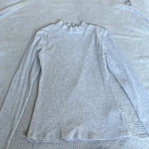 Långärmad tröja - Grå långärmad tröja från H&M Helt ny, storlek 164💞 Köp gärna via köp-nu funktionen 