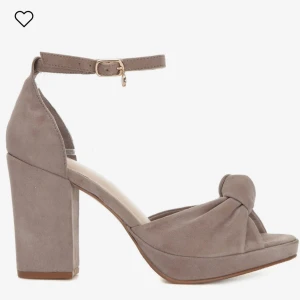 Klackskor - Säljer ett par riktigt fina klackskor från Dasia🎀 Storlek 38-39