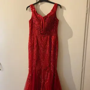 Säljer denna otroligt fina röda glitter klänningen i röd, storlek 44