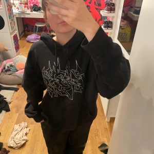 Hoodie med diamanter  - Säljer min hoodie med diamanter på, köpte från weekday för 500kr och säljer den för 250. Använt en gång! 