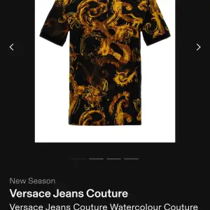 Ge din garderob en uppgradering med denna fantastiska Versace polo tröja! Det är den perfekta tillskottet för att ge din stil en extra touch av elegans.Jag säljer den till ett bra pris och tröjan är i nästintill nyskick, med kvitto.