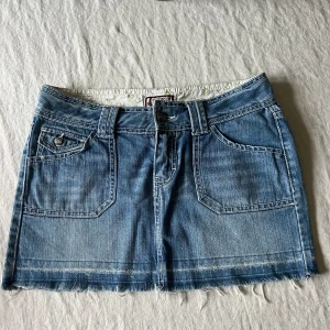 Lågmidjad jeanskjok - Så snygg lågmidjad jeanskjol som tyvärr är för liten för mig🤍 hör av dig vid fler frågor eller för fler bilder!  Midjemåttet är 37 cm och längden är 33 cm