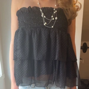 fest topp - bandeau topp med volanger. passar upp till M. fest topp! 