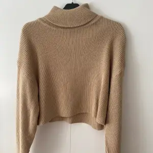 croppad stickad beige tröja med turtleneck, från h&m. så skönt material verkligen!! säljs nytvättad 💖