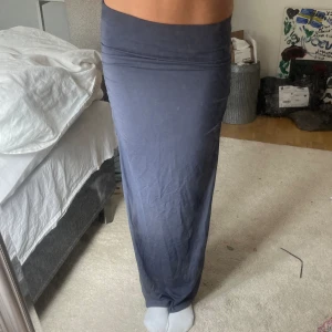 Gina tricot lång blå kjol  - Säljer denna långa blåa kjolen från gina tricot 😊😊aldrig använd och har kvar lappar!