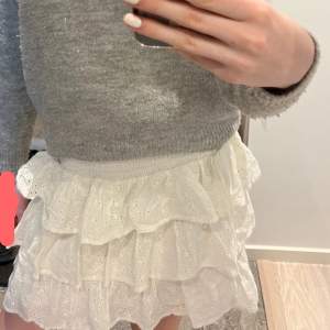 Säljer denna jätte gulliga kjol 🤍säljer för att den e lite för stor för mig! Skriv för fler bilder!! 🤍🤍