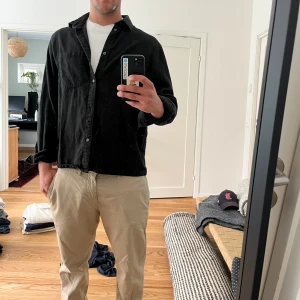 Weekday skjorta/overshirt - Bra skick. Säljer den då den är för liten. Något mellanting mellan skjorta eller overshirt. Går att använda till båda beroende på vad man gillar. Den ser ut o vara svart men är mörk grön. Jag är 190 cm och väger 90kg. Pris kan diskuteras