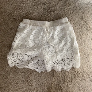 Spets shorts  - Jättefina spetsshorts som är köpte från Sellpy för 150kr och är helt oanvända då jag inte kunde ha de. Kontakta via intresse eller köp ☺️