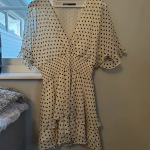Klänning - Klänning från zara i jättebra skick, använd fåtal gånger 🫶🏻