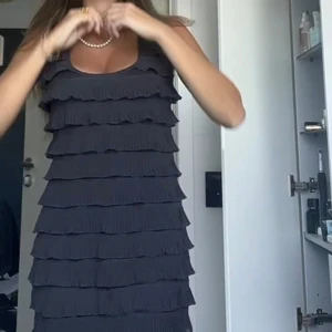 Svart volang klänning  - Super bra skick🩷🩷