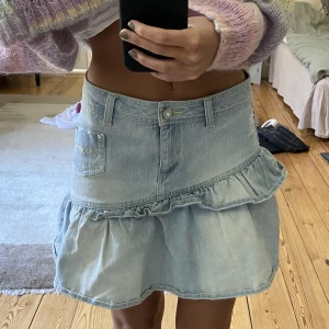 Ljusblå jeanskjol med volang - Jättesöt lågmidjad jeanskjol med volang. Så unik och trendig😜