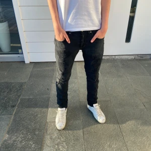 Dondup Jeans George  - Säljer nu dessa snygga dondup George jeans i storlek 32 och med snygga slitningar som alltså är design, skriv för fler bilder/frågor🙌🏼