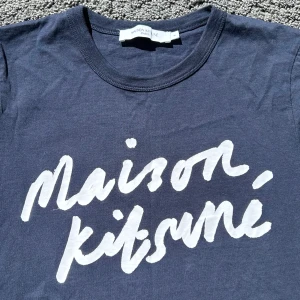 Maison kitsune T-shirt blå - Tja! Säljer nu denna riktigt snygga maison kitsune t Shirten i st S, skick är 10/10 inga defekter eller tecken på användning! Priset kan diskuteras vid snabb affär!