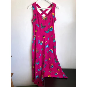 Rosa blommig midiklänning, 36 S, långklänning, fjärilar, turkos, gul, somrig, sommar, - Rosa längre klänning med blommor, nyckelpigor och fjärilar, dragkedja i sidan, broderat k bak. Mått får ej plats - fråga gärna!