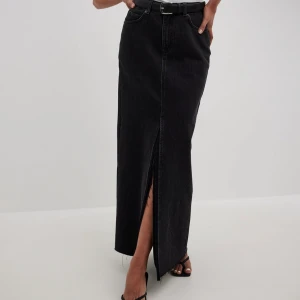 Jeanskjol - Säljer denna med prislappen på för 200kr strl 44