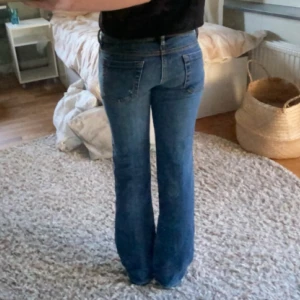 Diesel jeans - Säljer mina low waist bootcut jeans från Diesel. Säljer då dem är för små för mig och har då inte använt dem😃 Jag har sprättat upp dem där nere men det ser snyggt ut. Midjemåttet är ca 33-34cm rakt över och innerbenslängden är ca 75cm❤️ 