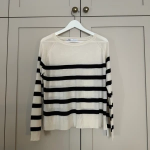 Randig tröja - Vit, blårandig tröja från Zara! 