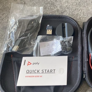 Hörlurar Plantronics voyager 6200 UC - Plantronics Voyager 6200  hörlurar är ett trådlöst Bluetooth-headset designat för att leverera hög ljudkvalitet och komfort i ett nackbandsformat i mycket bra skick, oanvänd.