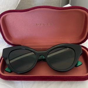 Gucci glasögon  - Jätte snygga Gucci solglasögon med gröna sidor. I använt skick därav sitter dom kanske lite lösa men går enkelt att skruva till tajtare. Kommer med original fodral och tygpåse till fodralet