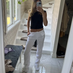 Vita linnebyxor  - Jag säljer ett par vita linnebyxor från design by si. Linnebyxorna är i princip oanvända och i jättefint skick. Säljer för att de tyvärr är lite för stora på mig💕Nypris: 500