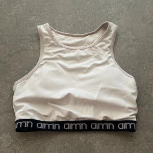 Top - Tränings top från aimn, minns inte vilken stl det är, men skulle säga att den är som en S. 